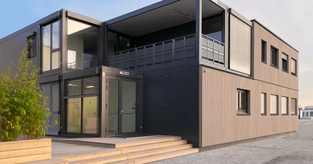 Modern modulair gebouw met houten gevelbekleding en terras dat klaar staat voor hergebruik