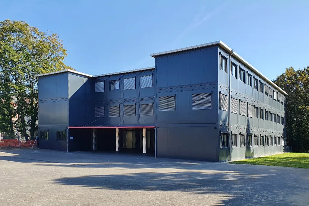 Modulair schoolgebouw van meerdere etages dat eerder als tijdelijk klaslokaal werd ingezet en nu een tweede leven krijgt