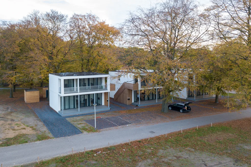 Multi-story modulair wooncomplex met meerdere units gekoppeld tot één gebouw