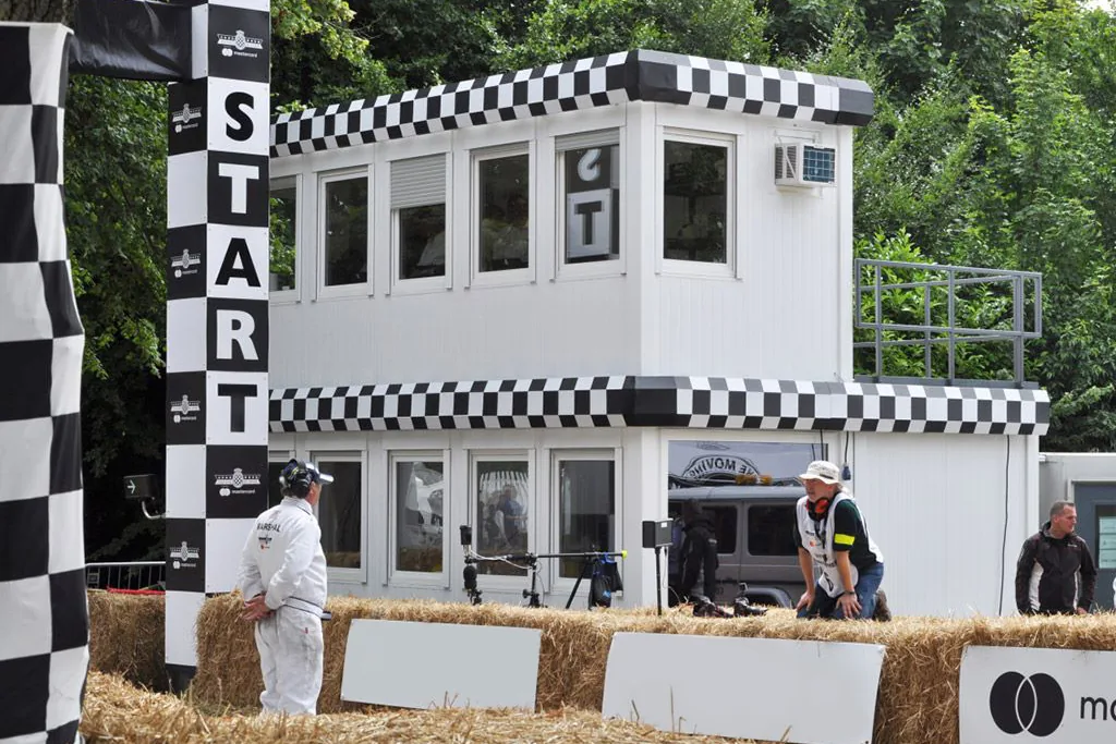 Modulaire start-toren met checkered vlaggen als tijdelijke evenementenruimte op een outdoor race-event