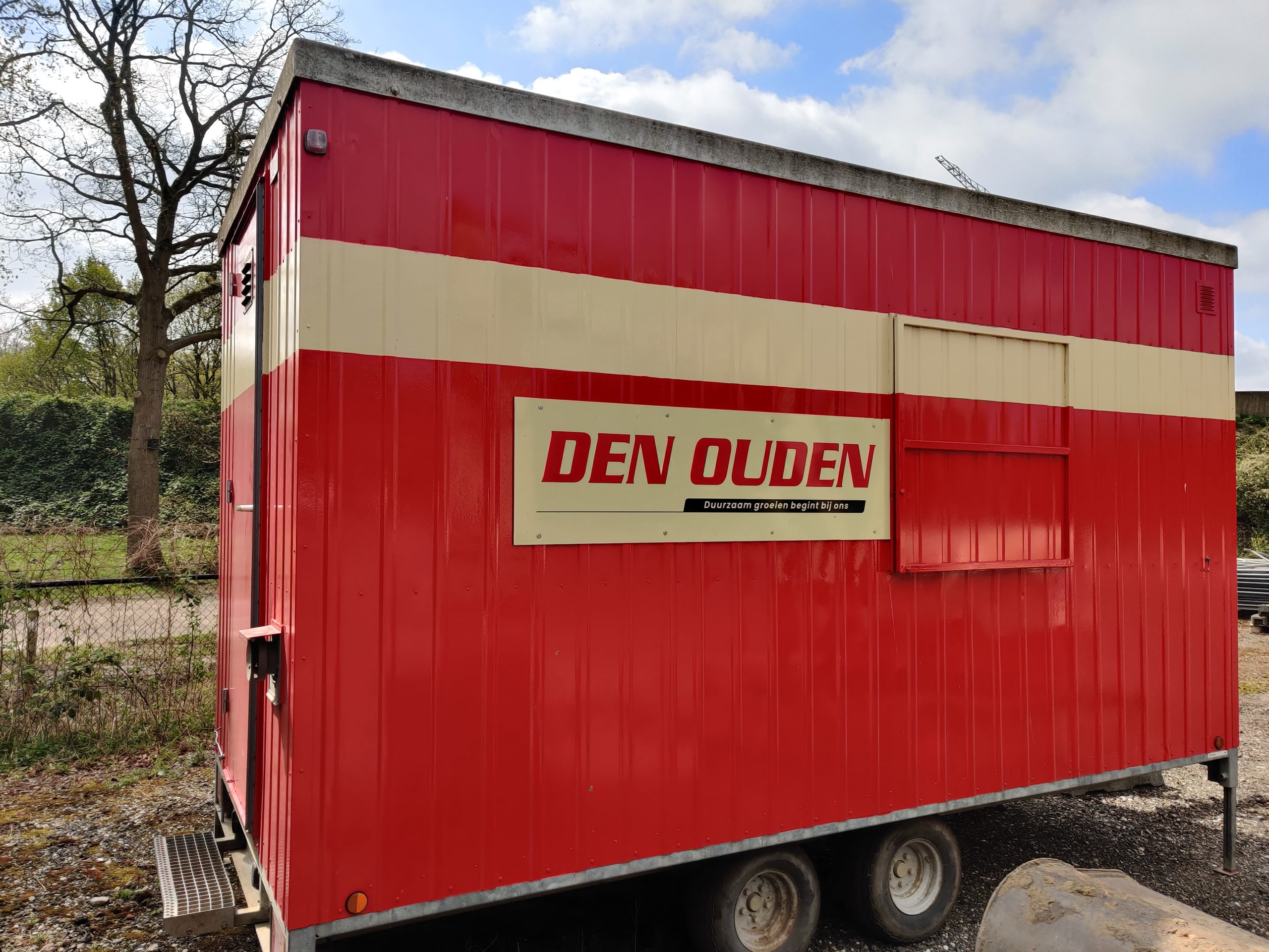 Rode schaftwagen op wielen met dissel en dubbele as op een terrein